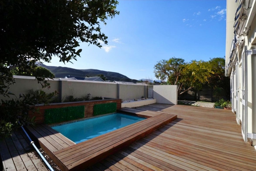 3 Bedroom Property for Sale in Sandbaai Western Cape